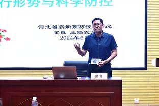 高准翼乘出租车返回训练基地，球迷挥手高喊：等待济南奥体踢C罗